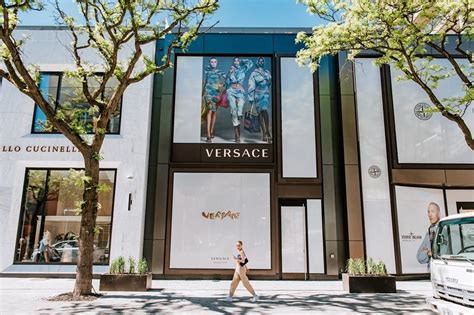 luxury shopping in yorkville.